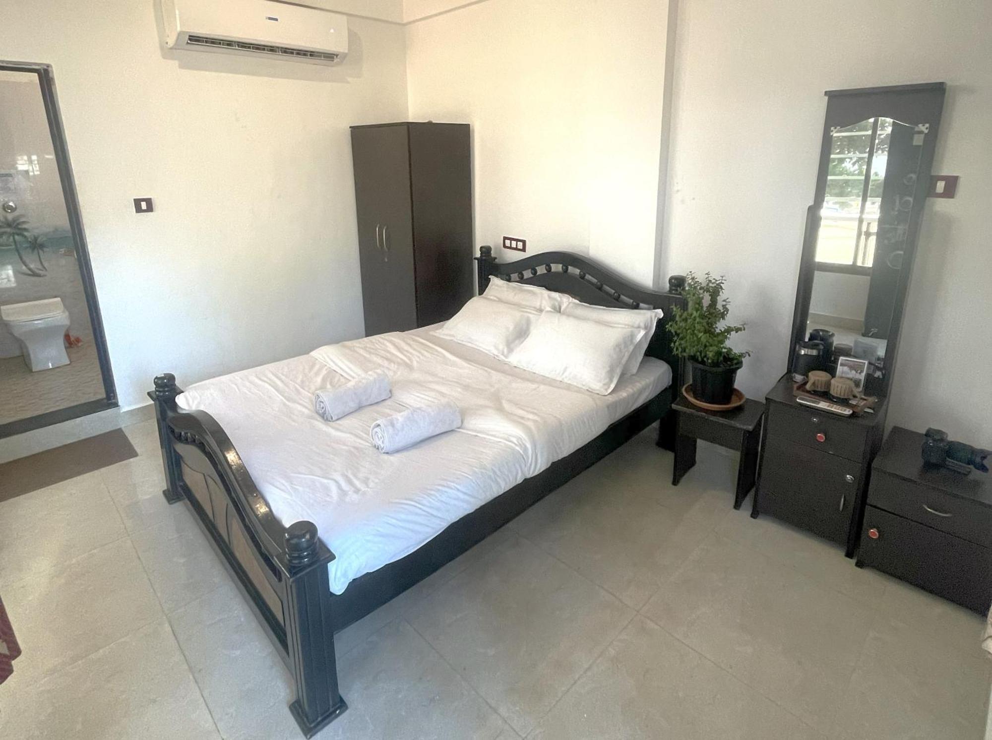 This Is It Beachfront - Rooms, Cafe & Events 阿姆波尔 外观 照片