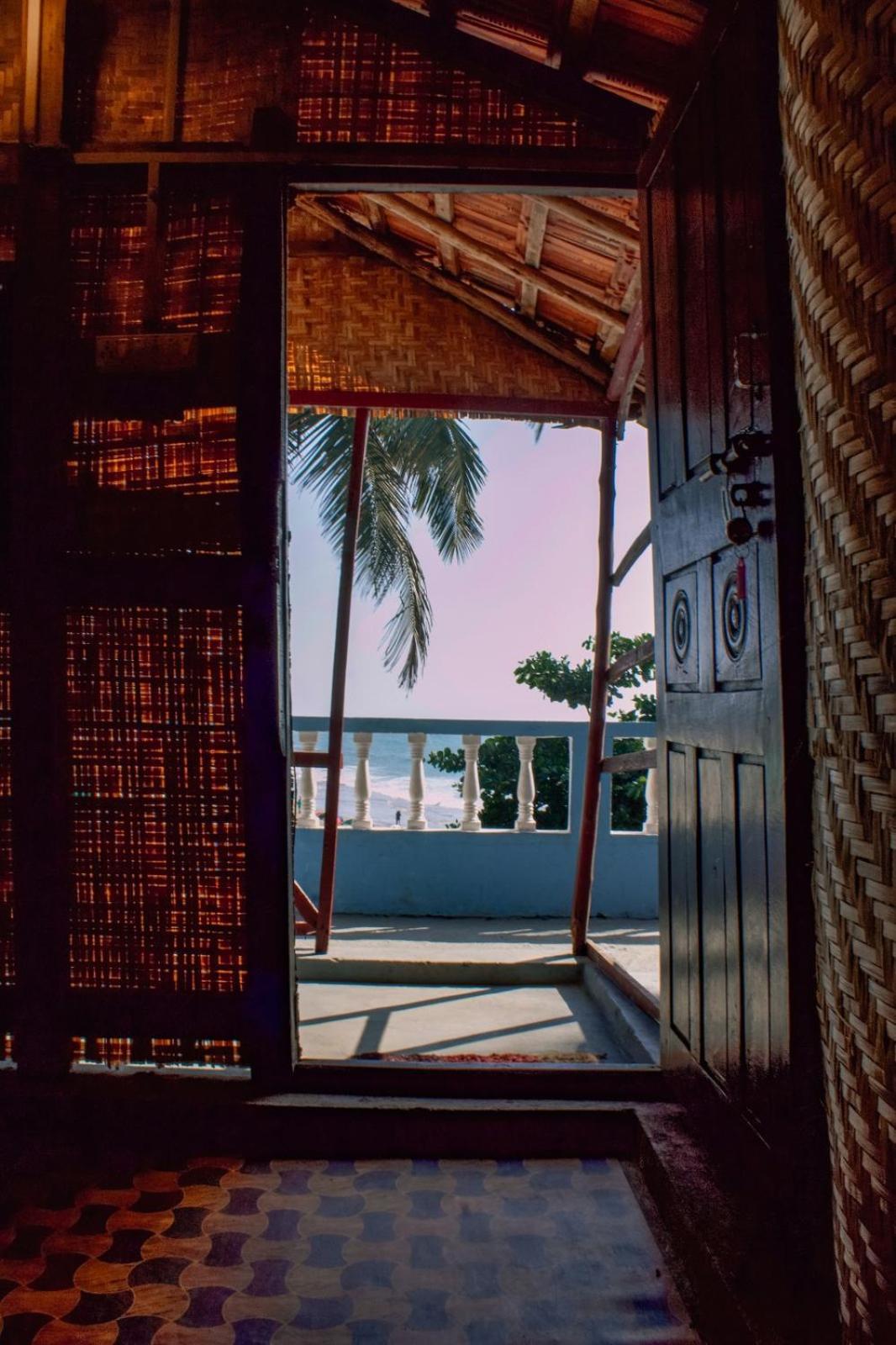 This Is It Beachfront - Rooms, Cafe & Events 阿姆波尔 外观 照片